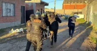 UN JUBILADO RECIBIÓ A LA POLICÍA CON TIROS DURANTE UN ALLANAMIENTO Y LO MATARON