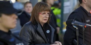 BULLRICH CRUZÓ A KICILLOF POR APARTAR A 24 POLICÍAS: «ESTÁ DEL LADO DE LOS DELINCUENTES»