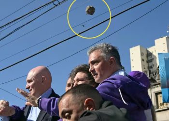 ATACARON CON PIEDRAS A LA CARAVANA DE MILEI EN LOMAS DE ZAMORA Y DEBIERON EVACUAR A LA COMITIVA