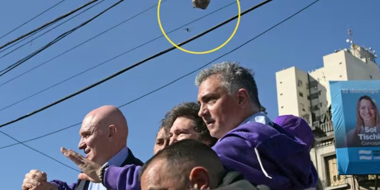 ATACARON CON PIEDRAS A LA CARAVANA DE MILEI EN LOMAS DE ZAMORA Y DEBIERON EVACUAR A LA COMITIVA