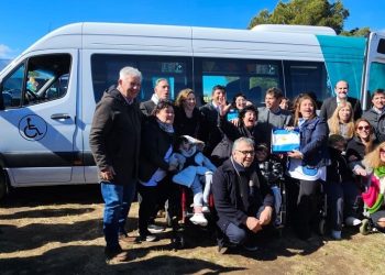 KICILLOF RECORRIÓ LAS OBRAS DEL PENNA Y ENTREGÓ COMBIS ESCOLARES