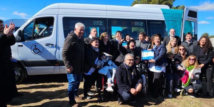KICILLOF RECORRIÓ LAS OBRAS DEL PENNA Y ENTREGÓ COMBIS ESCOLARES