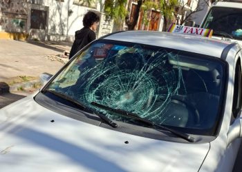 UN TAXI IMPACTÓ A UNA CICLISTA EN ZAPIOLA AL 200