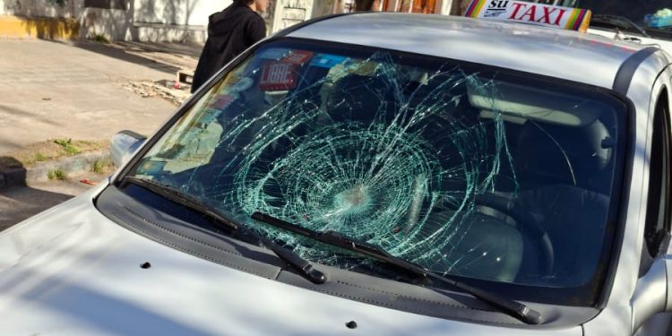UN TAXI IMPACTÓ A UNA CICLISTA EN ZAPIOLA AL 200