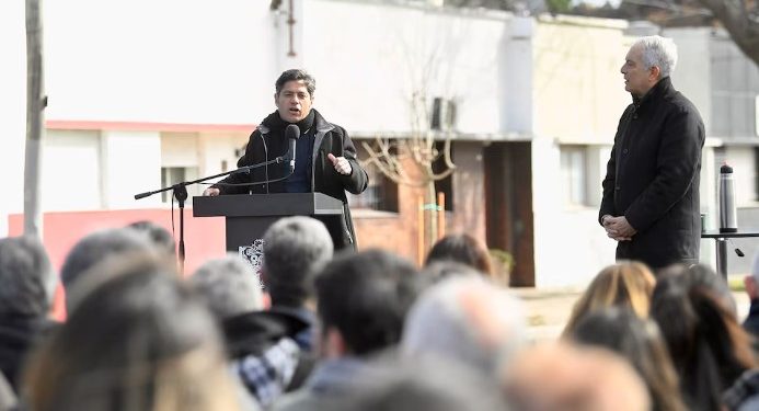 KICILLOF HIZO CAMPAÑA EN LA PLATA ANTES DEL ACTO DE MILEI E INAUGURÓ UNA OBRA EN LA CALLE POR LA QUE PASARÁ EL PRESIDENTE