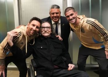 EL EMOTIVO ENCUENTRO ENTRE CHARLY GARCÍA Y LIONEL MESSI, TRAS EL PARTIDO DE LA SELECCIÓN ARGENTINA