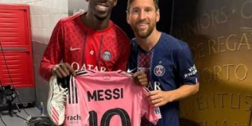 EL GESTO DE LIONEL MESSI CON DEMBÉLÉ LUEGO DE QUE EL FRANCÉS GANARA EL BALÓN DE ORO