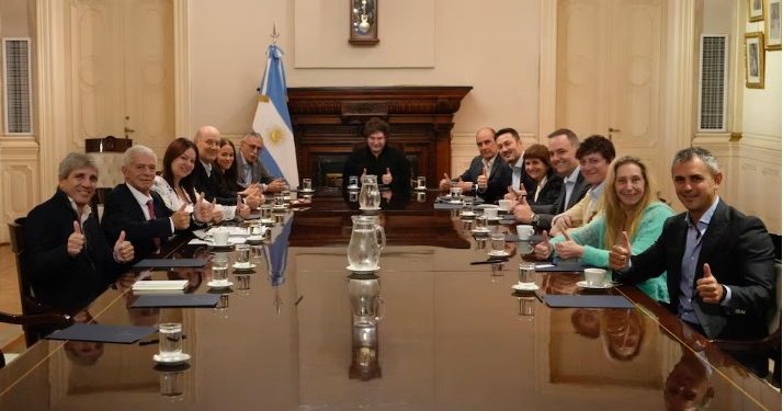 JAVIER MILEI VUELVE A REUNIR HOY A SU GABINETE Y PREPARA LA DIFÍCIL NEGOCIACIÓN CON LOS GOBERNADORES