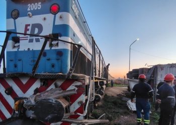 VOLCÓ UN CAMIÓN LUEGO DE CHOCAR UN TREN EN LA RUTA 3, EL CHOFER ESTABA DROGADO