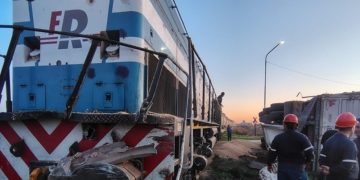 VOLCÓ UN CAMIÓN LUEGO DE CHOCAR UN TREN EN LA RUTA 3, EL CHOFER ESTABA DROGADO