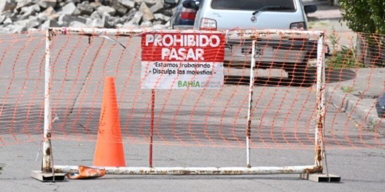 CALLES CORTADAS POR OBRAS EN UN SECTOR CENTRICO DE BAHÍA