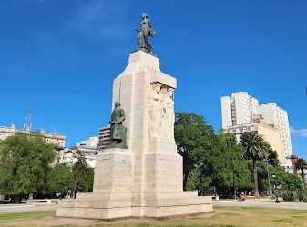 HERIDOS Y UN DETENIDO EN UNA PELEA EN LA PLAZA RIVADAVIA INVOLUCRO A MÁS DE 10 JÓVENES