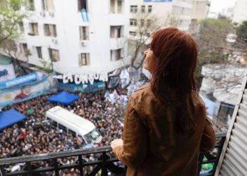 A 100 DÍAS DE SU ARRESTO DOMICILIARIO, CRISTINA SALUDÓ DESDE EL BALCÓN A LOS MILITANTES