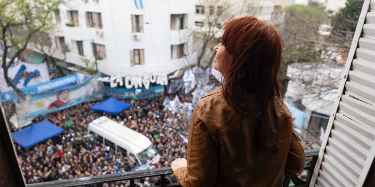 A 100 DÍAS DE SU ARRESTO DOMICILIARIO, CRISTINA SALUDÓ DESDE EL BALCÓN A LOS MILITANTES