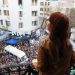 A 100 DÍAS DE SU ARRESTO DOMICILIARIO, CRISTINA SALUDÓ DESDE EL BALCÓN A LOS MILITANTES