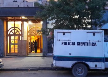 HALLARON MUERTO A UN PREFECTO EN SU DEPARTAMENTO CÉNTRICO E INVESTIGAN CÓMO SUCEDIÓ