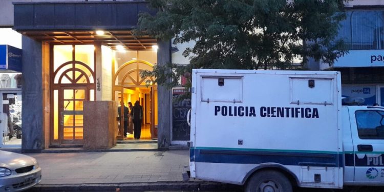 HALLARON MUERTO A UN PREFECTO EN SU DEPARTAMENTO CÉNTRICO E INVESTIGAN CÓMO SUCEDIÓ