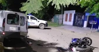 DOS MOTOCICLISTAS FUERON TRASLADADOS EN CÓDIGO ROJO LUEGO DE EMBESTIR UN AUTO ESTACIONADO