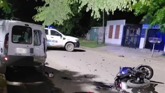 DOS MOTOCICLISTAS FUERON TRASLADADOS EN CÓDIGO ROJO LUEGO DE EMBESTIR UN AUTO ESTACIONADO
