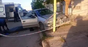 PERDIÓ EL CONTROL DEL AUTO, CHOCÓ CONTRA UN POSTE DE LUZ Y FALLECIÓ