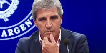 ECONOMÍA NIEGA QUE CAPUTO HAYA ADELANTADO A INVERSORES MODIFICACIONES AL RÉGIMEN CAMBIARIO