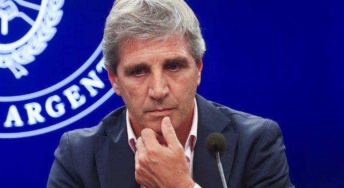 ECONOMÍA NIEGA QUE CAPUTO HAYA ADELANTADO A INVERSORES MODIFICACIONES AL RÉGIMEN CAMBIARIO