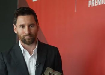LA EMOCIÓN DE MESSI AL RECIBIR EL PREMIO COMO EL JUGADOR MÁS QUERIDO DE LA HISTORIA DEL BARCELONA