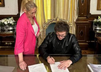 MILEI FIRMÓ EL DNU QUE TRASPASÓ LAS COMPETENCIAS ENTRE MINISTERIOS Y REORDENÓ EL GOBIERNO