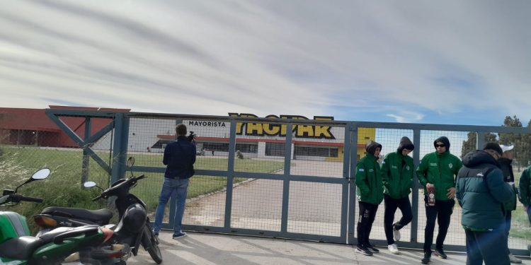 OLEA: «NOS DIJERON QUE ES LA PRIMERA VEZ QUE YAGUAR CIERRA UNA SUCURSAL»