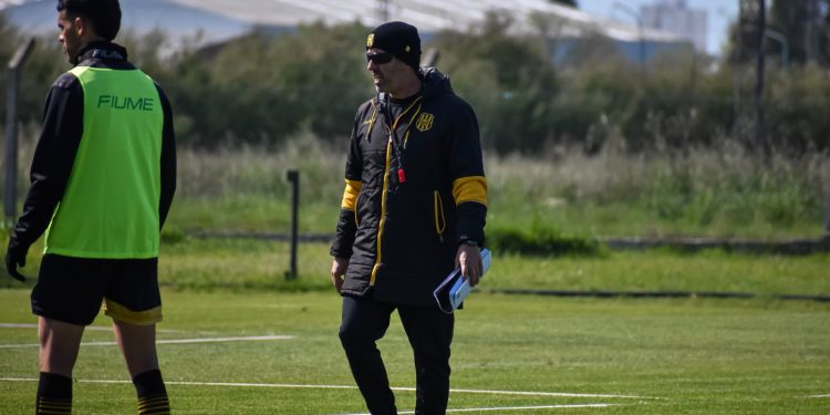 MAURICIO GIGANTI DEJO DE SER EL TECNICO DE OLIMPO