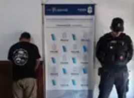 UTILIZABA CARNET FALSO Y FUE APREHENDIDO