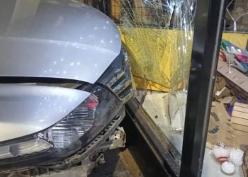 DOS AUTOS CHOCARON EN EL CENTRO Y UNO DE ELLOS LUEGO IMPACTO EN UN LOCAL COMERCIAL