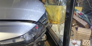 DOS AUTOS CHOCARON EN EL CENTRO Y UNO DE ELLOS LUEGO IMPACTO EN UN LOCAL COMERCIAL