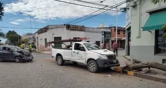 DOS PERSONAS FUERON HOSPITALIZADOS LUEGO DE UN FUERTE CHOQUE EN LA ZONA CENTRICA DE CORONEL PRINGLES