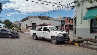 DOS PERSONAS FUERON HOSPITALIZADOS LUEGO DE UN FUERTE CHOQUE EN LA ZONA CENTRICA DE CORONEL PRINGLES