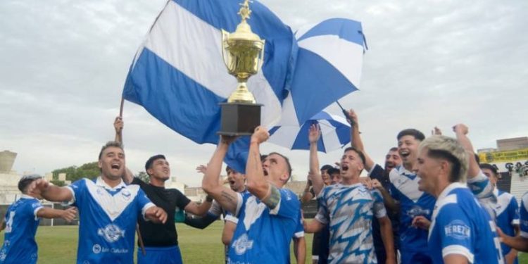 CON UN GOLAZO DEL»CHORI» VEGA LA ARMONIA ASCENDIÓ A LA A