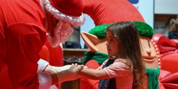 NAVIDAD CIUDAD PUERTO- PAPÁ NOEL LLEGA AL PALACIO MUNICIPAL PARA SACARSE FOTOS Y RECIBIR CARTITAS