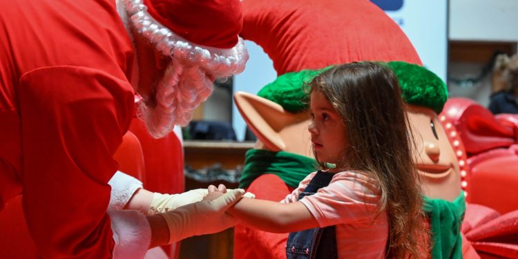 NAVIDAD CIUDAD PUERTO- PAPÁ NOEL LLEGA AL PALACIO MUNICIPAL PARA SACARSE FOTOS Y RECIBIR CARTITAS