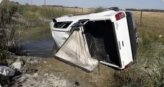 UNA CAMIONETA CON BAHIENSES VOLCÓ EN LA RUTA 51