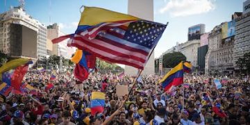 MILES DE VENEZOLANOS FESTEJARON EN EL OBELISCO LA CAÍDA DE MADURO