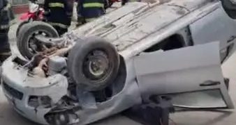 DOS CHOQUES EN CORONEL PRINGLES: UN AUTO TERMINÓ VOLCADO SOBRE LA CALLE