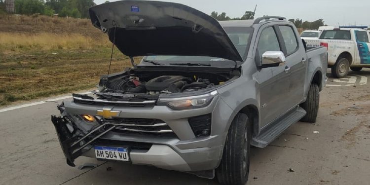 UN CAMIONERO CHOCÓ CONTRA UNA CAMIONETA POR ESQUIVAR UN BACHE