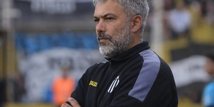 ALLANARON LA CASA DEL EXENTRENADOR DE FUTBOL DE LINIERS