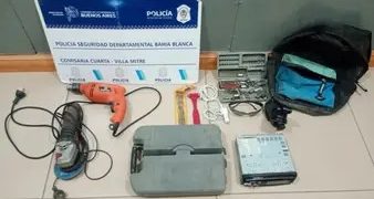 UN HOMBRE FUE ARRESTADO POR ROBAS OBJETOS DE VEHÍCULO ESTACIONADOS