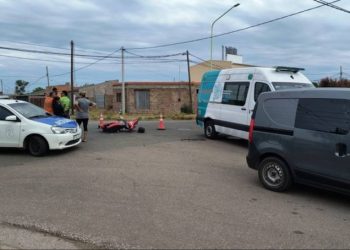 UN HOMBRE FUE HOSPITALIZADO LUEGO DE CHOCAR CON SU MOTO A UNA CAMIONETA