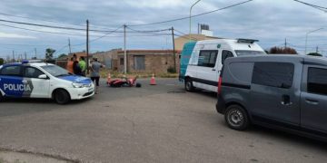 UN HOMBRE FUE HOSPITALIZADO LUEGO DE CHOCAR CON SU MOTO A UNA CAMIONETA