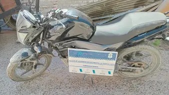 FUERON DETENIDOS POR MANEJAR UNA MOTO ROBADA