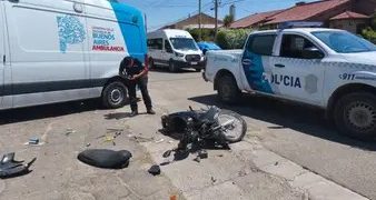 UN MOTOCICLISTA FUE HOSPITALIZADO LUEGO DE CHOCAR CONTRA UNA CAMIONETA EN EL BARRIO COLÓN