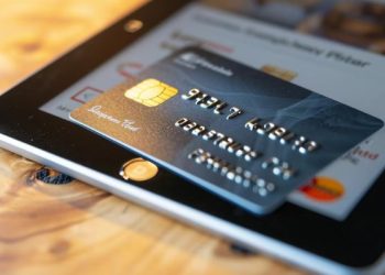 ALERTA POR ESTAFAS EN LAS VACACIONES: CÓMO EVITARLAS AL MOMENTO DE PAGAR CON TARJETA Y QR