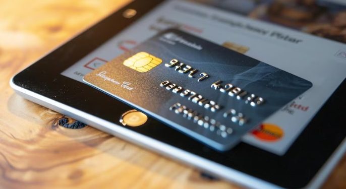 ALERTA POR ESTAFAS EN LAS VACACIONES: CÓMO EVITARLAS AL MOMENTO DE PAGAR CON TARJETA Y QR